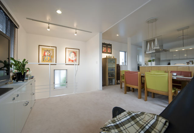 お気に入りの絵は照明で美術館風に。リビングからゆったりと眺められます お気に入りの絵は照明で美術館風に。リビングからゆったりと眺められます