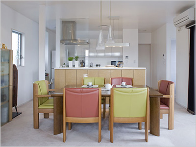 築50年、アートが映える2所帯住宅に