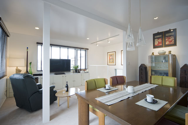 2階LDK。旧家屋から残った柱も空間を仕切る良いアクセントに 2階LDK。旧家屋から残った柱も空間を仕切る良いアクセントに