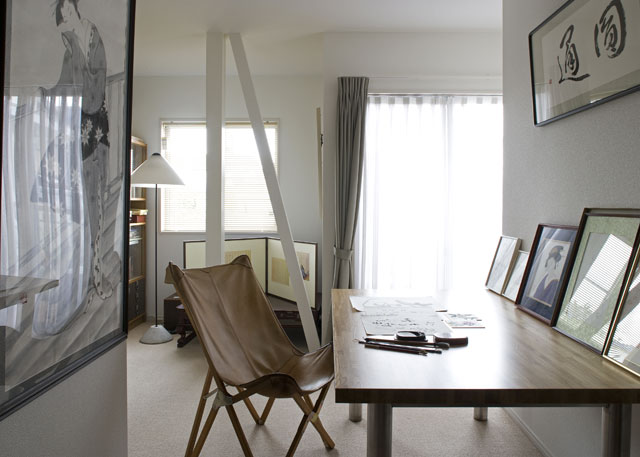 1階アトリエ。たくさんの光が差し込むその先は、バルコニーと庭につながっています 1階アトリエ。たくさんの光が差し込むその先は、バルコニーと庭につながっています