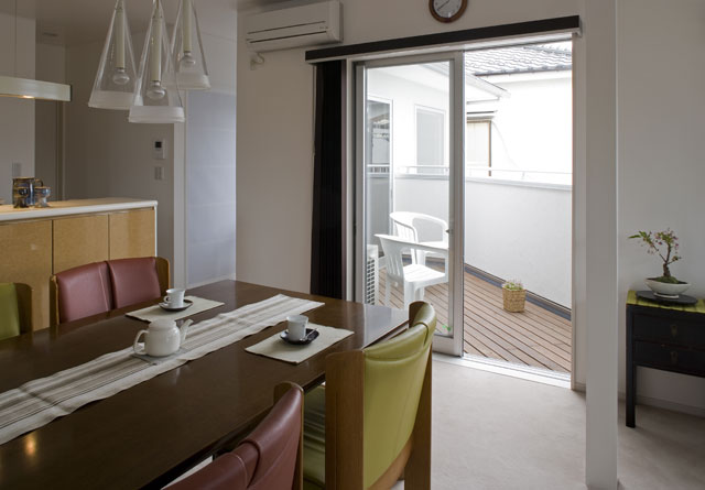 2階、ウッドデッキを敷いた広いバルコニー 2階、ウッドデッキを敷いた広いバルコニー