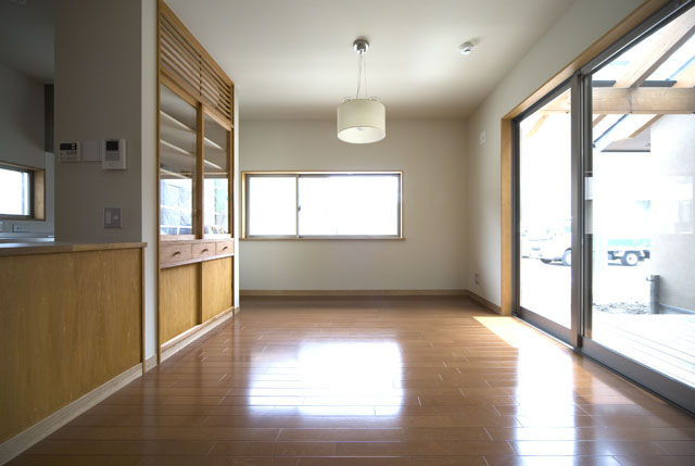 リビングダイニングとキッチンは間仕切りのない、一体感のある広々とした空間