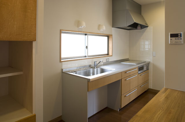 キッチンは座って作業できるように、シンク下が開放されています