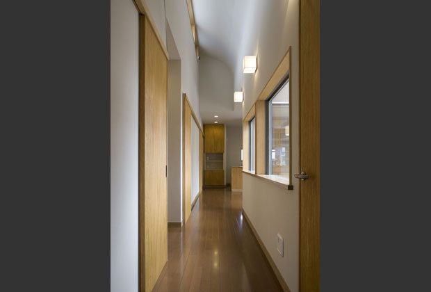 廊下上部のハイサイドライトから、光をバウンドさせて室内に取り込み、明るくしています