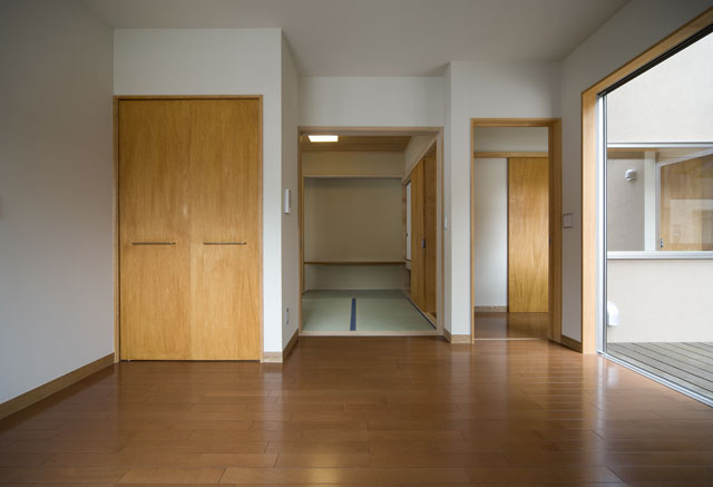 テラスにすぐ出られるように、段差のないフラットサッシでリビングや寝室とつながっています