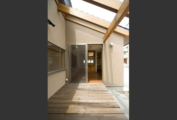 テラスは雨が降っても洗濯物が濡れないように、ガラスの屋根がかかっています