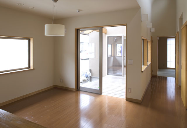 全ての窓に、手すり代わりとなる窓台を設置。移動時の負担をやわらげます