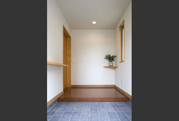 玄関のゆったりとしたスペースには、お施主様のご趣味でもある生け花も飾れます