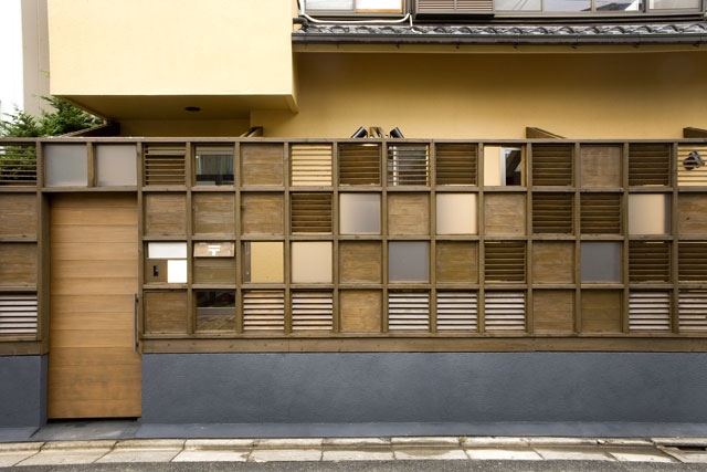 風や光を取り入れ、プライバシーも保護。傘立て、鉢植、郵便受けに巣箱・・・暮らしに様々なコトを生み出します