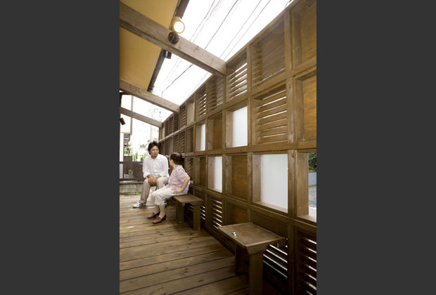 格子の内側は憩いの縁側。ベンチはたたんで収納できます