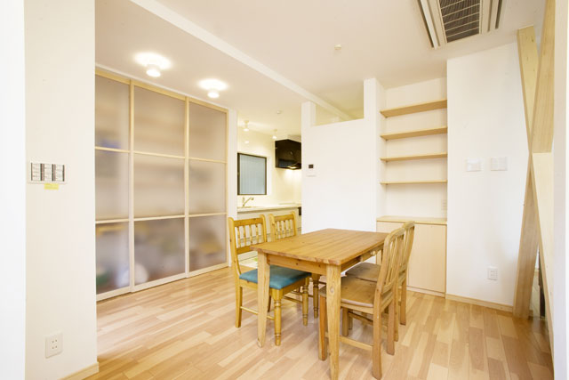 内装は明るくぬくもりを感じる、ナチュラルな白ベース