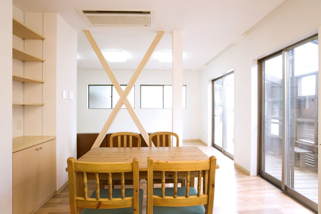 新たに設置した、構造補強の筋交い。補強とつながりのある仕切りの2効果に。