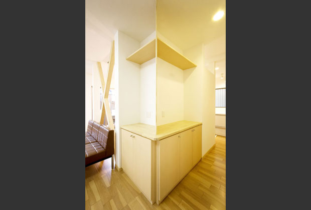 既存の壁を残した造作棚。家具がキッチン、リビング、ダイニングをゆるやかに仕切ります