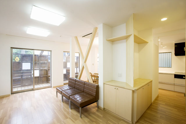 リビング　照明とソファは診療所当時のものを再利用