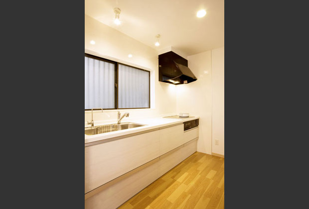 システムキッチン　既存窓を生かして明るいキッチンになりました