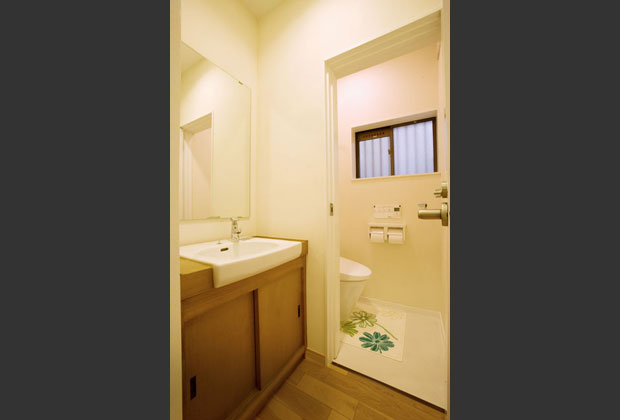 手洗い下の収納は、既存の貴重な無垢材造作をそのまま残してあります