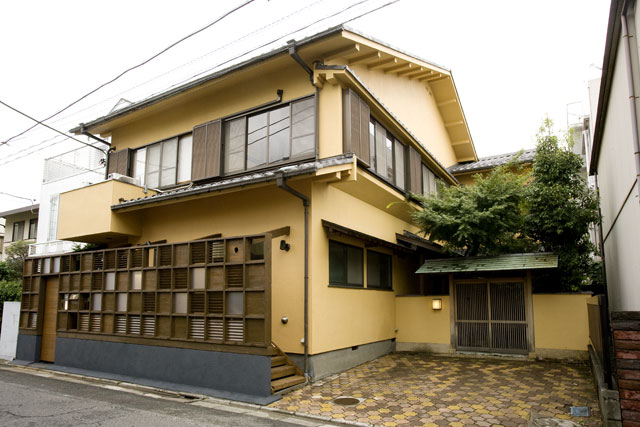 外観　格子は景色との調和と経年劣化を考え、濃い目のトーンに塗装を重ねています