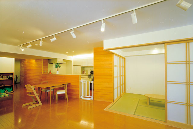 この家の一番の特徴である、玄関から和室まで続くＲ壁。木の温かみが感じられます