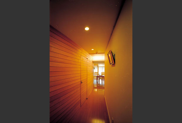 水周りを収めたＲ壁。動線に奥行と変化を持たせます