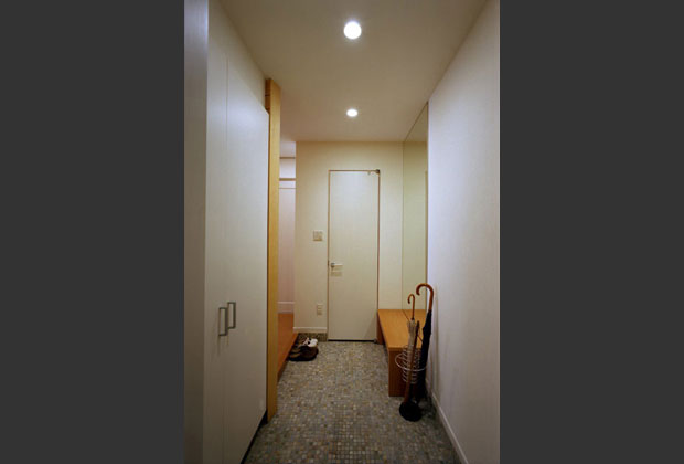 玄関には造作のベンチと、ご夫婦で選んだこだわりのモザイクタイル