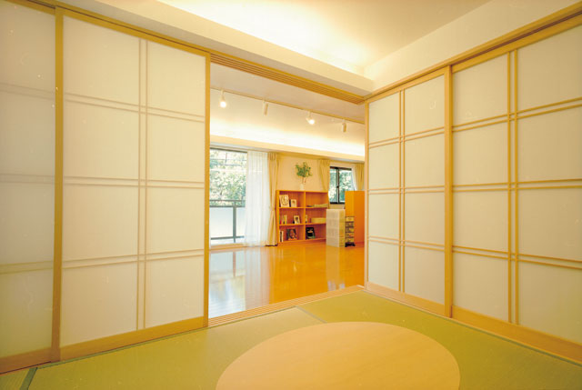 和室の間仕切りは引き込み障子。普段はリビングの一部に