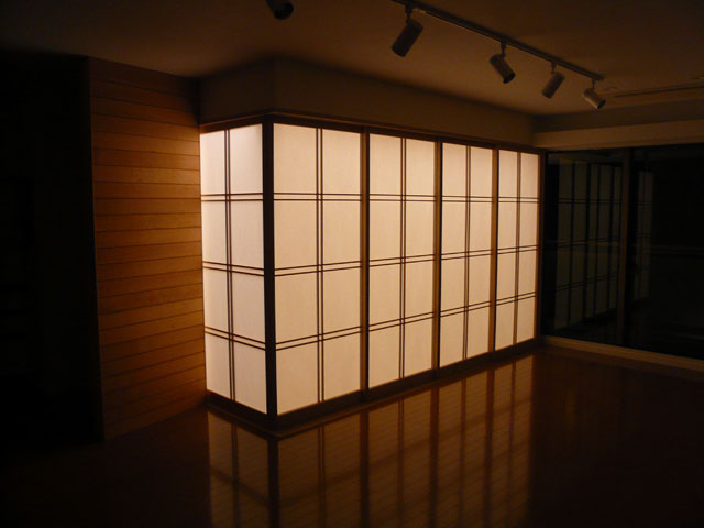 和室が巨大な行燈のようで雰囲気があります。