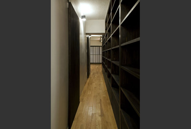 壁一面が本棚になっている廊下