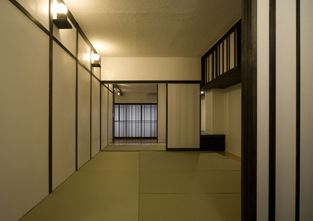 スイッチで持ち上がる畳。床下は大容量の収納空間