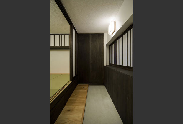 縁側の様な、広い玄関の様な、多目的空間