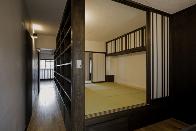 ランダムな組子でデザインした障子により、空間に動きが加わります