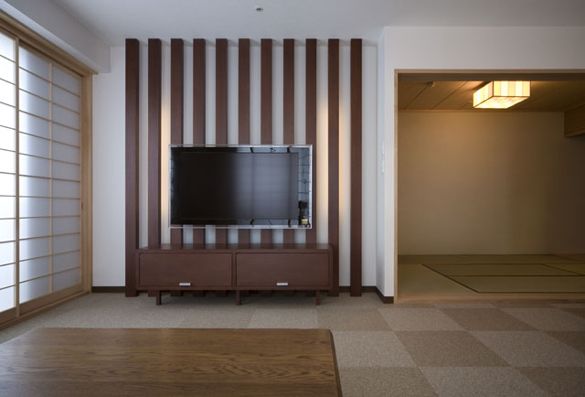 和テイストの格子。LED照明がTVを包むように照らします