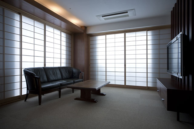 障子紙は強く破れにくい素材。高さを取ってお部屋が明るく