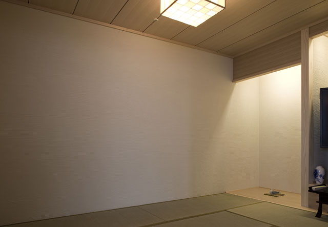 和室の壁は珪藻土。表面の微妙な凸凹が味になります