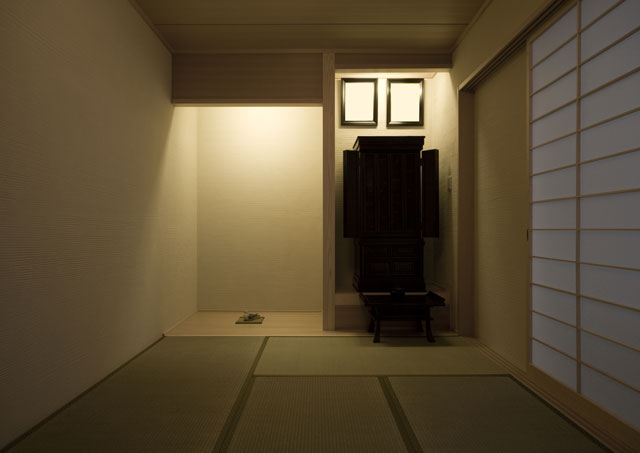 押入を床の間と仏壇置場に。格調高く収められました