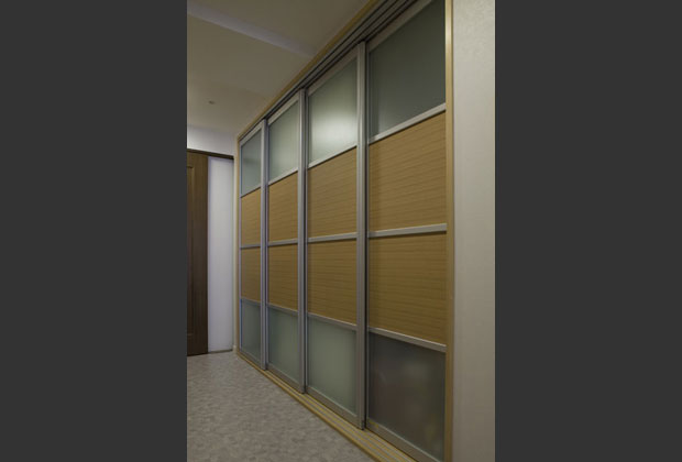 キッチンの食器や冷蔵庫など、使用しないときは扉を閉めればスッキリ