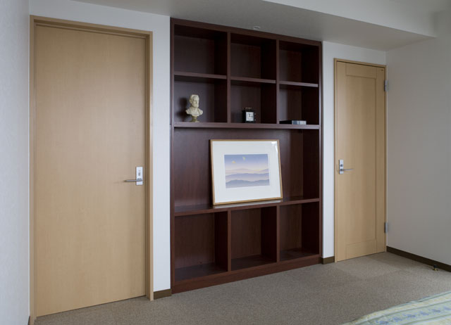 フラットな造作の棚は、スペースを全く取らず、収納力抜群