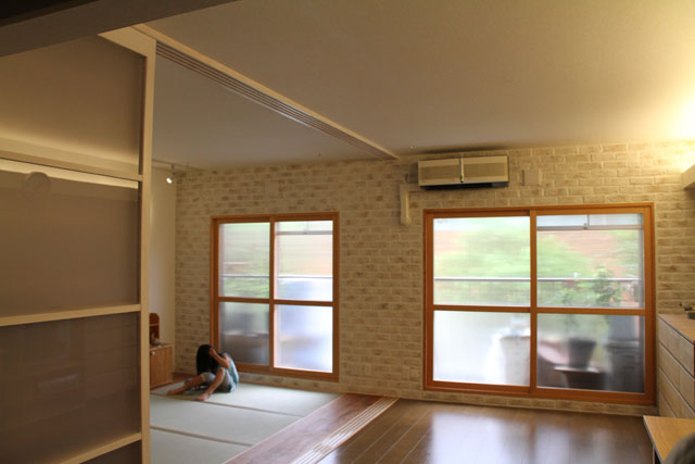 スライス煉瓦を貼り付け、外壁のような内壁に。