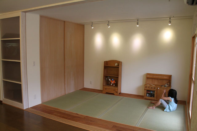 天井一杯の4枚引込戸を開けば、和室はリビングと一体の広々スペースに