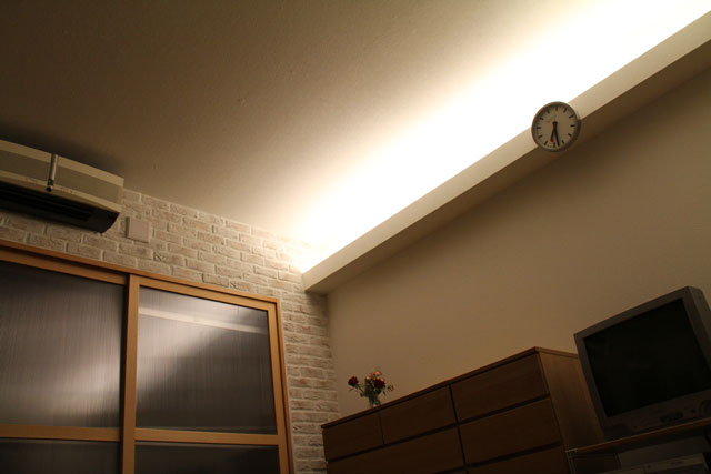 リビングの天井をフラットにした事で、間接照明の柔らかな光が映えます