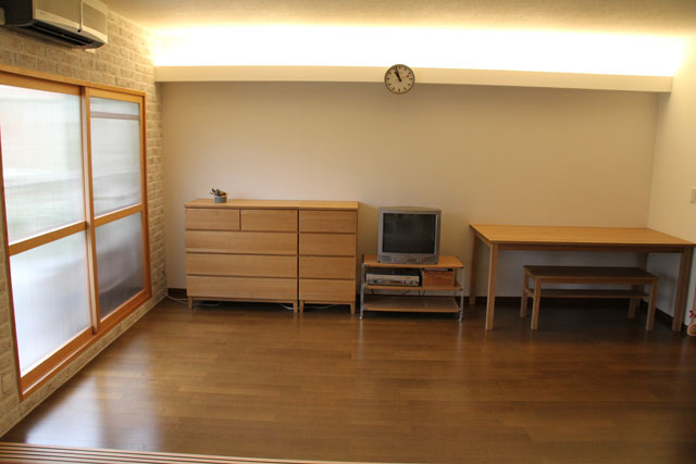 シンプルモダンなインテリアが、ナチュラルテイストな家具とマッチ