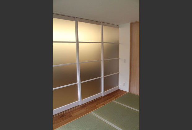 和室とリビングを仕切る戸は、光と気配を微妙に伝えます