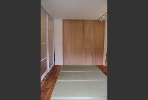 垂れ壁や廻り縁を廃した天井までの高い建具は、収納力と開放感抜群