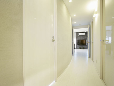 ホテルのような、明るく広い空間へ