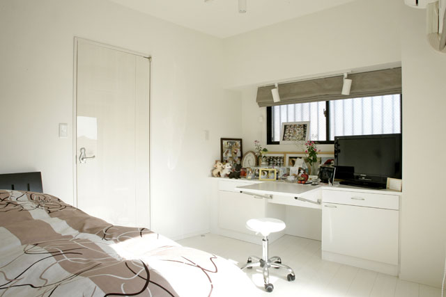 寝室　収納式デスクを設け、愛犬の思い出をいつも感じながら趣味の水彩画が楽しめるスペースも設けました。