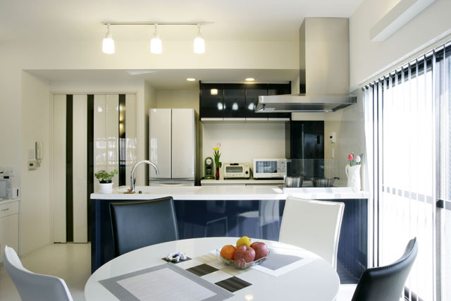 ダイニング・キッチン　吊戸棚を無くし、対面式キッチンにしたことで、明るく開放的な空間となりました。