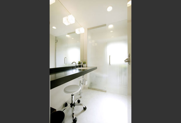 パウダールーム　トイレとの間仕切りを全てガラスにし、外光が差し込む明るい空間になりました。