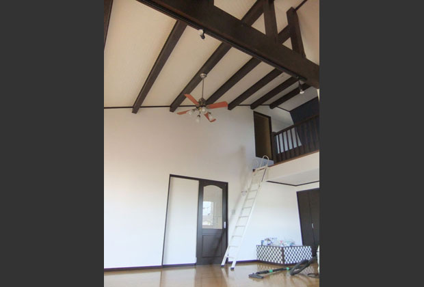主寝室　大屋根をそのまま天井に