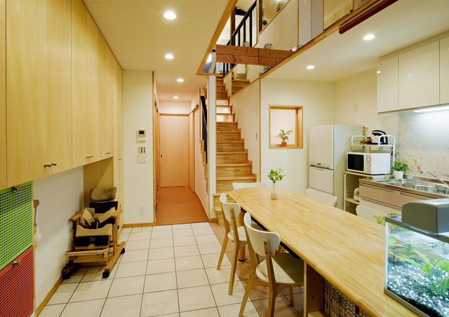 玄関よりＤＫ　キッチン前のタイルは子供の絵をタイルに転写しています