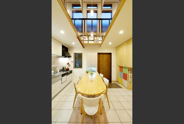 ＤＫ全体　吹抜の壁面に鏡を貼って光が奥まで届くようにしています