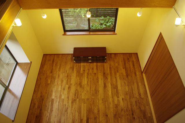 吹抜けから見たリビング